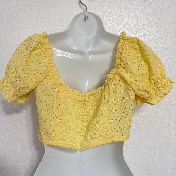 Love Tree eyelet cap sleeve cropped blouse NWT size medium - Picture 3 of 7